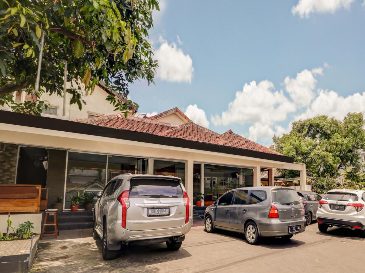 Oyo 3341 Ten Guest House Bandung Exteriör bild