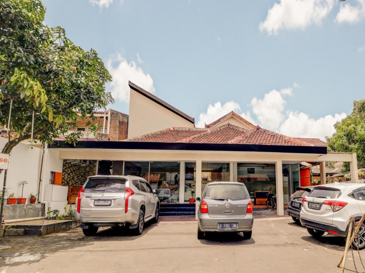 Oyo 3341 Ten Guest House Bandung Exteriör bild