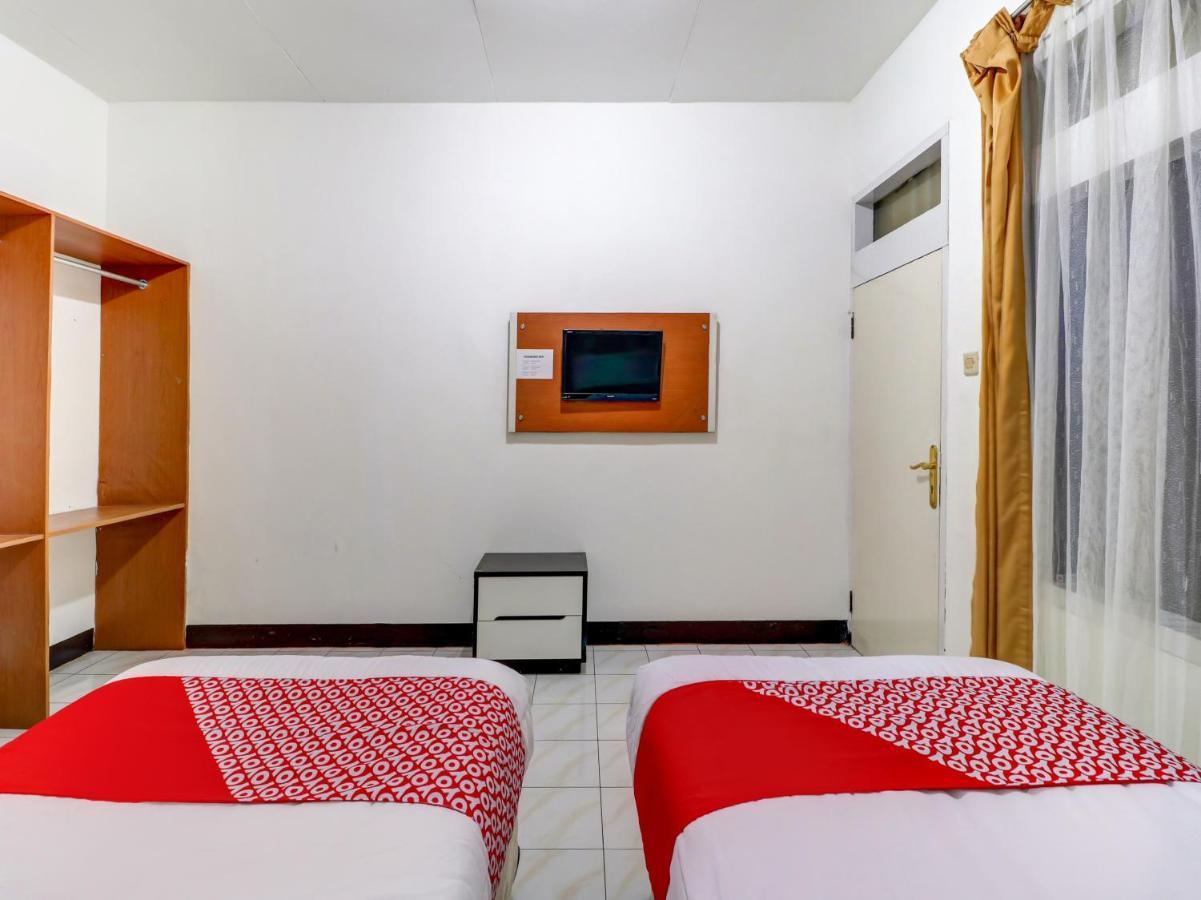 Oyo 3341 Ten Guest House Bandung Exteriör bild