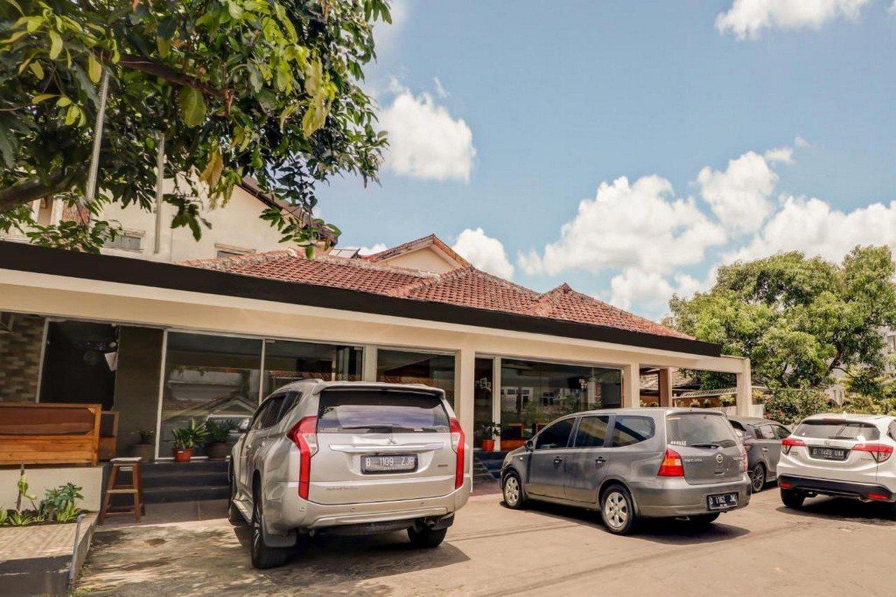 Oyo 3341 Ten Guest House Bandung Exteriör bild